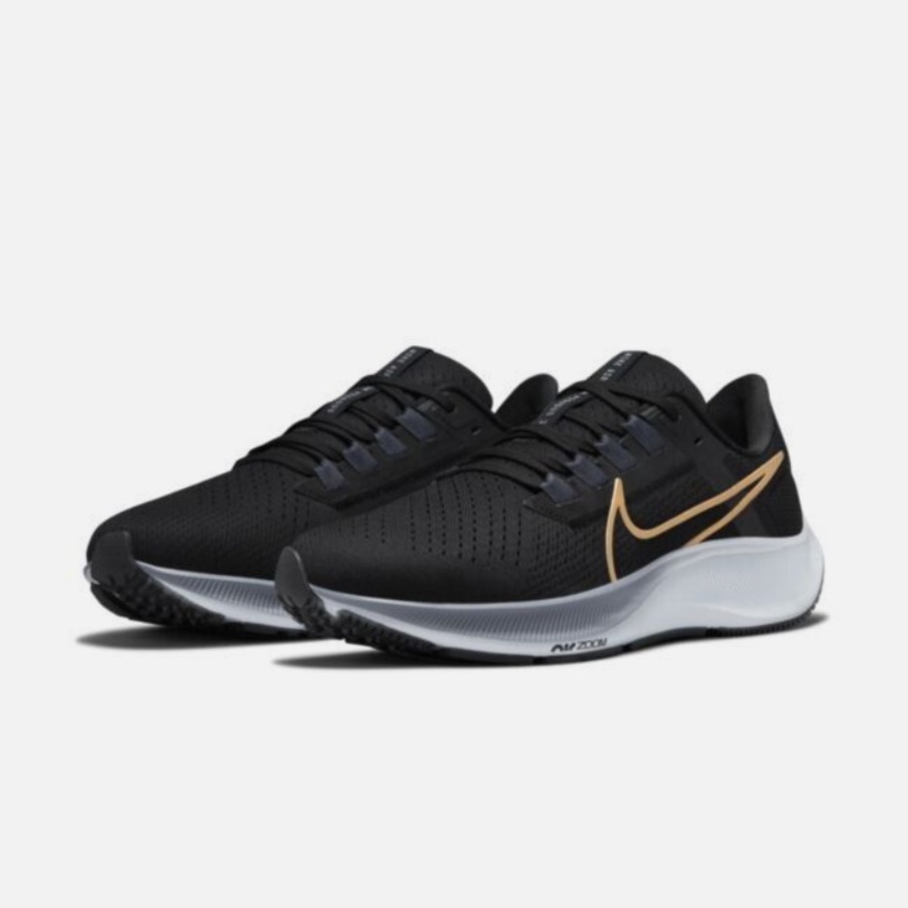 Nike Air Zoom Pegasus 38
Black/gold